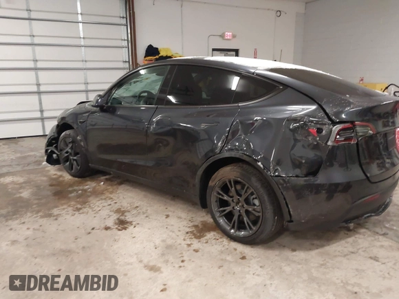2025 Tesla Model Y Long Range z VIN 7SAYGDED3SF269554, wystawiony jako IAAI lot #41363465 z przebiegiem 883 mil mil oraz . Historia ofert i sprzedaży dostępna na DreamBid. Obrazek 3.