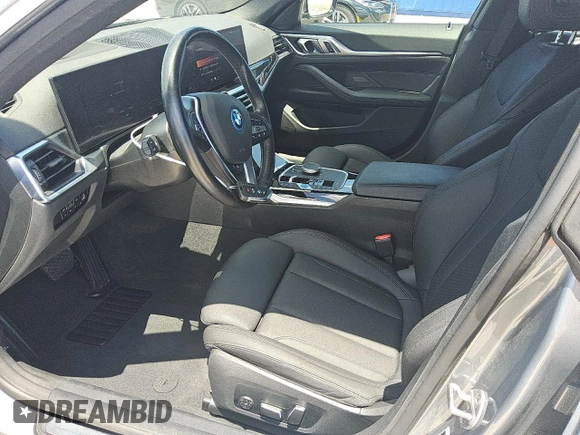 2024 BMW i4 eDrive40 z VIN WBY73AW02RFS99292, wystawiony jako Copart lot #56431405 z przebiegiem 17 030 mil mil oraz Tytuł czysty. Historia ofert i sprzedaży dostępna na DreamBid. Obrazek 7.