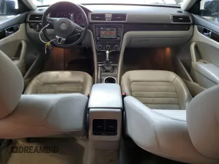 2015 Volkswagen Passat SEL Premium z VIN 1VWCV7A38FC051248, wystawiony jako Copart lot #57019325 z przebiegiem 170 012 mil mil oraz Nie do naprawy • Non repairable. Historia ofert i sprzedaży dostępna na DreamBid. Obrazek 8.