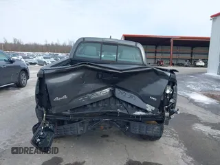 2017 Toyota Tacoma SR5 z VIN 3TMCZ5AN5HM110951, wystawiony jako IAAI lot #41580916 z przebiegiem 107 020 mil mil oraz . Historia ofert i sprzedaży dostępna na DreamBid. Obrazek 16.