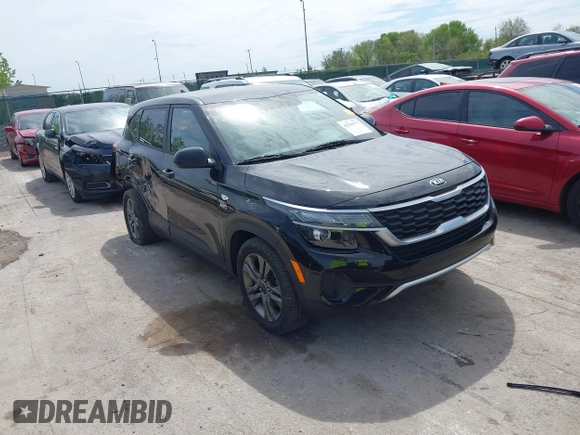 2021 Kia Seltos LX z VIN KNDEPCAA3M7071555, wystawiony jako IAAI lot #42210777 z przebiegiem 51 888 mil mil oraz . Historia ofert i sprzedaży dostępna na DreamBid. Obrazek 1.