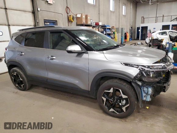 2024 Kia Seltos EX z VIN KNDER2AA0R7581163, wystawiony jako Copart lot #53490765 z przebiegiem 13 671 mil mil oraz Nie do naprawy • Non repairable. Historia ofert i sprzedaży dostępna na DreamBid. Obrazek 4.