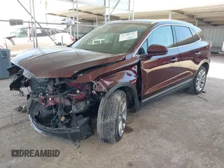 2019 Lincoln MKC Select z VIN 5LMCJ2C92KUL17640, wystawiony jako IAAI lot #41981742 z przebiegiem 58 677 mil mil oraz . Historia ofert i sprzedaży dostępna na DreamBid. Obrazek 2.