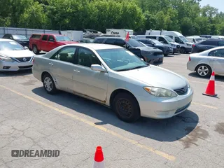 2005 Toyota Camry STD z VIN JTDBE32K953030937, wystawiony jako IAAI lot #42525070 z przebiegiem 170 475 mil mil oraz . Historia ofert i sprzedaży dostępna na DreamBid. Obrazek 1.