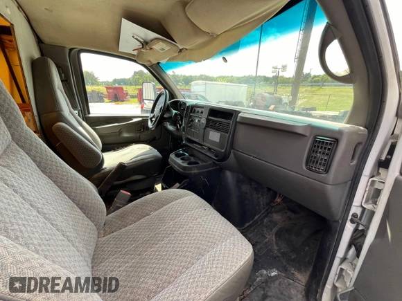 2005 GMC Savana z VIN 1GDJG31U651163557, wystawiony jako Copart lot #85157144 z przebiegiem 403 358 mil mil oraz Czysty tytuł • Clean title. Historia ofert i sprzedaży dostępna na DreamBid. Obrazek 5.