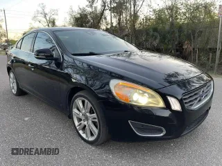 2013 Volvo S60 T6 R-Design Platinum z VIN YV1902FH7D2233278, wystawiony jako Copart lot #48439065 z przebiegiem 150 513 mil mil oraz Czysty tytuł • Clean title. Historia ofert i sprzedaży dostępna na DreamBid. Obrazek 1.