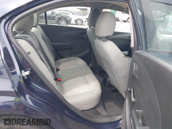 2015 Chevrolet Sonic LS z VIN 1G1JA5SH2F4114299, wystawiony jako IAAI lot #42078790 z przebiegiem 112 719 mil mil oraz . Historia ofert i sprzedaży dostępna na DreamBid. Obrazek 8.