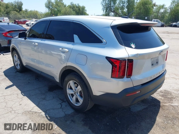 2021 Kia Sorento LX z VIN 5XYRG4LC5MG021586, wystawiony jako IAAI lot #42000187 z przebiegiem 81 046 mil mil oraz . Historia ofert i sprzedaży dostępna na DreamBid. Obrazek 3.