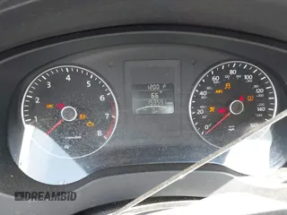 2014 Volkswagen Jetta SE z VIN 3VWD17AJ5EM267330, wystawiony jako IAAI lot #42003039 z przebiegiem 153 591 mil mil oraz . Historia ofert i sprzedaży dostępna na DreamBid. Obrazek 7.