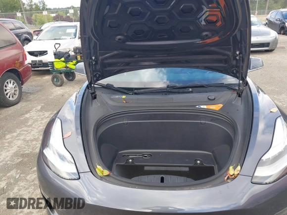 2018 Tesla Model 3 Long Range Battery z VIN 5YJ3E1EA2JF011588, wystawiony jako IAAI lot #42304226 z przebiegiem 56 819 mil mil oraz . Historia ofert i sprzedaży dostępna na DreamBid. Obrazek 10.