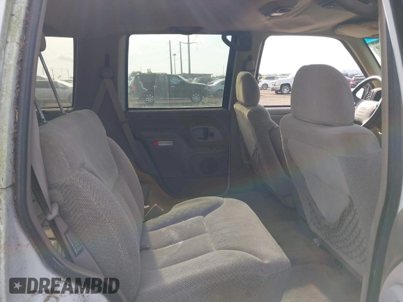 1997 Chevrolet Tahoe z VIN 1GNEK13R3VJ416827, wystawiony jako IAAI lot #42041780 z przebiegiem 143 566 mil mil oraz . Historia ofert i sprzedaży dostępna na DreamBid. Obrazek 8.