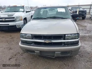 2000 Chevrolet S-10 LS with VIN 1GCCS14W2Y8168652, listed as a IAAI auction lot 41515733 with 263,672 mi miles. Bid and sale history available at carsss.com. Image 13.