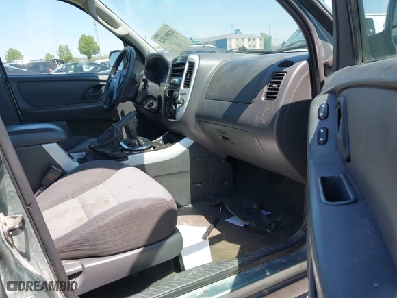 2005 Ford Escape XLS Value with VIN 1FMYU92Z75DA03268, listed as a IAAI auction lot 42051311 with 124,985 mi miles. Bid and sale history available at carsss.com. Image 5.