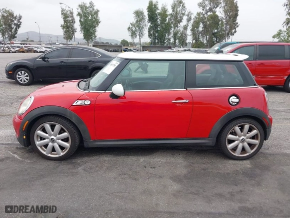 2009 MINI Cooper Hardtop S with VIN WMWMF73549TW87458, listed as a IAAI auction lot 42051759 with 135,309 mi miles. Bid and sale history available at carsss.com. Image 14.