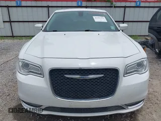 2016 Chrysler 300 Anniversary Edition z VIN 2C3CCAAG2GH343828, wystawiony jako IAAI lot #42291353 z przebiegiem 126 336 mil mil oraz . Historia ofert i sprzedaży dostępna na DreamBid. Obrazek 12.