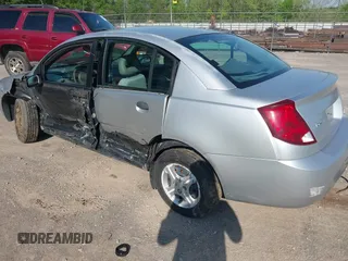 2004 Saturn ION ION 1 z VIN 1G8AF52F74Z107933, wystawiony jako IAAI lot #42108770 z przebiegiem 142 984 mil mil oraz . Historia ofert i sprzedaży dostępna na DreamBid. Obrazek 3.