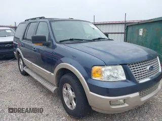 2005 Ford Expedition Eddie Bauer with VIN 1FMFU17525LA87052, listed as a IAAI auction lot 42042940 with 226,105 mi miles. Bid and sale history available at carsss.com. Image 1.