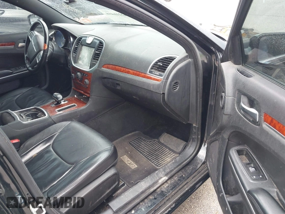 2014 Chrysler 300 z VIN 2C3CCAAG6EH220935, wystawiony jako IAAI lot #42216498 z przebiegiem 153 539 mil mil oraz . Historia ofert i sprzedaży dostępna na DreamBid. Obrazek 5.