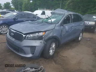 2020 Kia Sorento LX z VIN 5XYPG4A53LG671897, wystawiony jako IAAI lot #42208915 z przebiegiem 86 211 mil mil oraz . Historia ofert i sprzedaży dostępna na DreamBid. Obrazek 2.