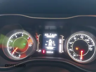 2020 Jeep Cherokee Latitude z VIN 1C4PJLCB1LD535765, wystawiony jako IAAI lot #41580618 z przebiegiem 56 040 mil mil oraz . Historia ofert i sprzedaży dostępna na DreamBid. Obrazek 7.