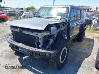 2024 Ford Bronco Badlands z VIN 1FMEE9BP9RLB31294, wystawiony jako IAAI lot #42115923 z przebiegiem 1675 mil mil oraz . Historia ofert i sprzedaży dostępna na DreamBid. Obrazek 2.