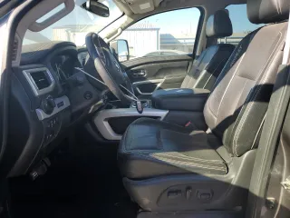 2017 Nissan Titan Platinum Reserve z VIN 1N6AA1E53HN543012, wystawiony jako Copart lot #39144854 z przebiegiem 83 008 mil mil oraz Szkoda całkowita • Salvage title. Historia ofert i sprzedaży dostępna na DreamBid. Obrazek 7.