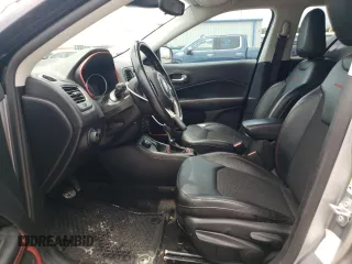 2020 Jeep Compass Trailhawk z VIN 3C4NJDDB7LT171728, wystawiony jako Copart lot #60919295 z przebiegiem 81 826 mil mil oraz Szkoda całkowita • Salvage title. Historia ofert i sprzedaży dostępna na DreamBid. Obrazek 7.