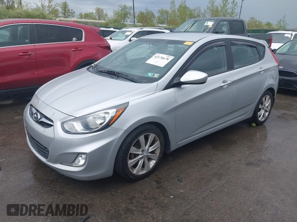 2012 Hyundai Accent SE z VIN KMHCU5AE0CU054285, wystawiony jako IAAI lot #42170678 z przebiegiem 92 172 mil mil oraz . Historia ofert i sprzedaży dostępna na DreamBid. Obrazek 2.