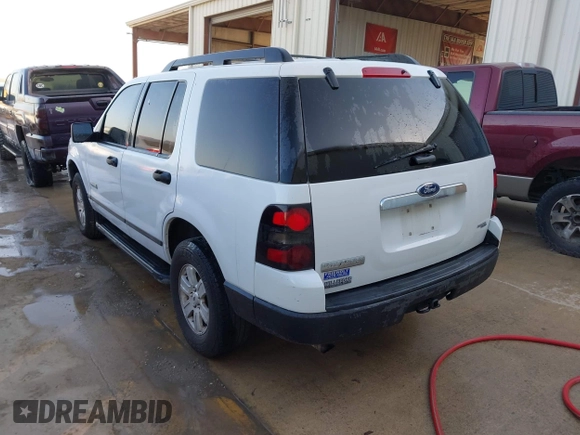 2006 Ford Explorer XLS with VIN 1FMEU62EX6ZA02330, listed as a IAAI auction lot 41981901 with 215,299 mi miles. Bid and sale history available at carsss.com. Image 3.
