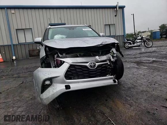 2022 Toyota Highlander XLE with VIN 5TDGZRBH6NS163543, listed as a Copart auction lot 57796635 with 26,011 mi miles and Salvage title. Bid and sale history available at DreamBid. Image 14.