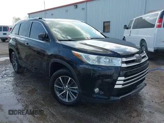 2018 Toyota Highlander SE with VIN 5TDJZRFH5JS533777, listed as a IAAI auction lot 41642602 with 97,648 mi miles and . Bid and sale history available at DreamBid. Image 1.