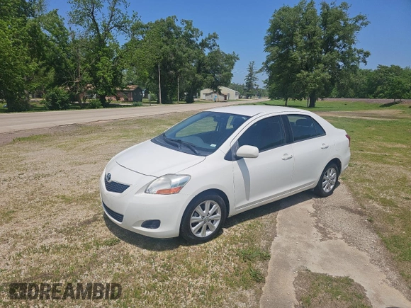 2009 Toyota Yaris z VIN JTDBT903991341371, wystawiony jako Copart lot #57634955 z przebiegiem 205 618 mil mil oraz Tytuł czysty. Historia ofert i sprzedaży dostępna na DreamBid. Obrazek 2.