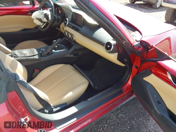 2020 Mazda MX-5 Miata Grand Touring z VIN JM1NDAM77L0418499, wystawiony jako IAAI lot #42010802 z przebiegiem 19 588 mil mil oraz . Historia ofert i sprzedaży dostępna na DreamBid. Obrazek 5.