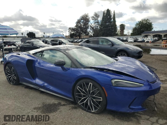 2023 McLaren GT z VIN SBM22GCA9PW003039, wystawiony jako Copart lot #47143765 z przebiegiem 2775 mil mil oraz Szkody całkowita. Historia ofert i sprzedaży dostępna na DreamBid. Obrazek 4.