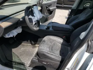 2022 Tesla Model Y Long Range z VIN 7SAYGAEE8NF378457, wystawiony jako Copart lot #56696905 z przebiegiem Nie podano mil oraz Czysty tytuł • Clean title. Historia ofert i sprzedaży dostępna na DreamBid. Obrazek 7.