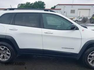 2022 Jeep Cherokee Trailhawk z VIN 1C4PJMBX1ND500729, wystawiony jako IAAI lot #42235098 z przebiegiem 60 354 mil mil oraz . Historia ofert i sprzedaży dostępna na DreamBid. Obrazek 13.