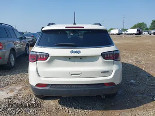 2019 Jeep Compass Altitude z VIN 3C4NJCBB1KT614838, wystawiony jako IAAI lot #42470666 z przebiegiem 31 362 mil mil oraz . Historia ofert i sprzedaży dostępna na DreamBid. Obrazek 16.