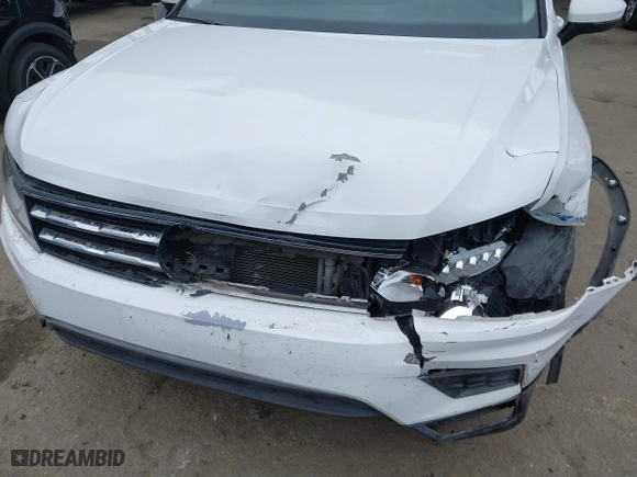 2018 Volkswagen Tiguan SEL with VIN 3VV3B7AX9JM090342, listed as a IAAI auction lot 41895823 with 98,400 mi miles. Bid and sale history available at carsss.com. Image 17.