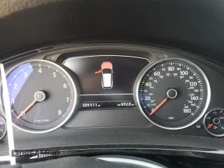 2013 Volkswagen Touareg Exec z VIN WVGEF9BP7DD009467, wystawiony jako Copart lot #47492725 z przebiegiem 109 511 mil mil oraz Szkoda całkowita • Salvage title. Historia ofert i sprzedaży dostępna na DreamBid. Obrazek 9.