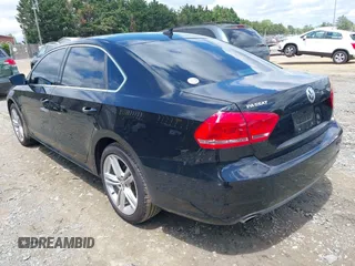 2015 Volkswagen Passat SE z VIN 1VWBV7A3XFC058603, wystawiony jako IAAI lot #42260010 z przebiegiem 94 857 mil mil oraz . Historia ofert i sprzedaży dostępna na DreamBid. Obrazek 3.
