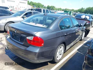 2008 BMW 3 Series 328i z VIN WBAVA37568NL46961, wystawiony jako IAAI lot #42220399 z przebiegiem 116 823 mil mil oraz . Historia ofert i sprzedaży dostępna na DreamBid. Obrazek 4.