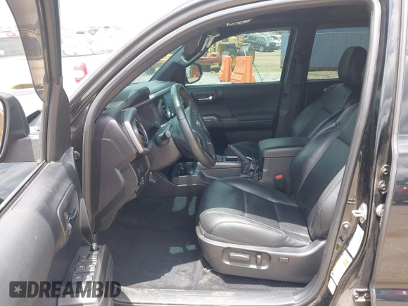 2020 Toyota Tacoma SR5 z VIN 3TMAZ5CN8LM138501, wystawiony jako IAAI lot #42321412 z przebiegiem 81 806 mil mil oraz . Historia ofert i sprzedaży dostępna na DreamBid. Obrazek 5.