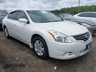 2012 Nissan Altima S z VIN 1N4AL2AP5CC129945, wystawiony jako IAAI lot #42160179 z przebiegiem 105 653 mil mil oraz . Historia ofert i sprzedaży dostępna na DreamBid. Obrazek 1.