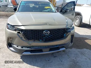 2024 Mazda CX-50 Premium z VIN 7MMVABDYXRN229669, wystawiony jako IAAI lot #41999385 z przebiegiem 10 882 mil mil oraz . Historia ofert i sprzedaży dostępna na DreamBid. Obrazek 6.