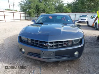 2010 Chevrolet Camaro 1LT z VIN 2G1FB1EV0A9196374, wystawiony jako IAAI lot #42515146 z przebiegiem 231 636 mil mil oraz . Historia ofert i sprzedaży dostępna na DreamBid. Obrazek 12.