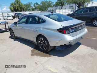 2025 Hyundai Sonata SEL z VIN KMHL64JAXSA452153, wystawiony jako IAAI lot #42481619 z przebiegiem 9 287 mil mil oraz . Historia ofert i sprzedaży dostępna na DreamBid. Obrazek 3.