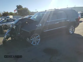 2014 Cadillac Escalade Platinum z VIN 1GYS4DEF0ER249218, wystawiony jako Copart lot #76546224 z przebiegiem 62 439 mil mil oraz Szkody całkowita. Historia ofert i sprzedaży dostępna na DreamBid. Obrazek 1.