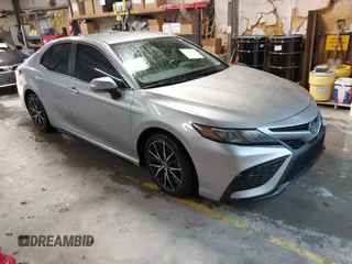 2023 Toyota Camry SE z VIN 4T1G11AK1PU084734, wystawiony jako IAAI lot #41947475 z przebiegiem 35 952 mil mil oraz . Historia ofert i sprzedaży dostępna na DreamBid. Obrazek 1.