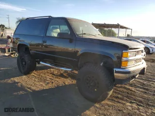1998 Chevrolet Tahoe with VIN 3GNEK18R6WG102052, listed as a Copart auction lot 77485244 with 187,542 mi miles and Salvage Title. Bid and sale history available at carsss.com. Image 4.