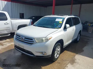 2011 Toyota Highlander with VIN 5TDZK3EH7BS025463, listed as a IAAI auction lot 41944831 with 230,541 mi miles. Bid and sale history available at carsss.com. Image 2.
